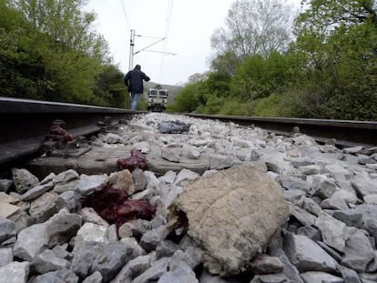 Las v&iacute;as del tren cerca de la ciudad de Veles (Macedonia) donde fueron arrollados los inmigrantes el jueves por la noche. 