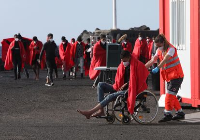 Rescate de Salvamento Marítimo a 78 hombres de origen magrebí que navegaban en una neumática y una patera, el pasado día 1 de enero en Arrecife, Lanzarote