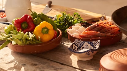Gambas, mejillones y verduras listos para cocinar