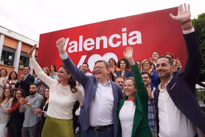 Ximo Puig, flanqueado por la la candidata socialista al Ayuntamiento de Valencia, Sandra Gómez, y la vicepresidenta Nadia Calviño. A la derecha, el secretario general del PPSV en la provincia de Valencia, Carlos Fernández Bielsa