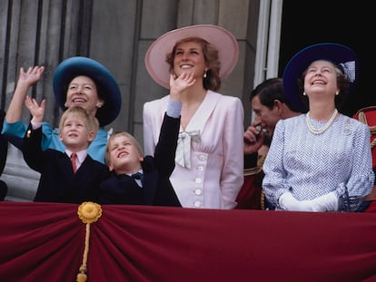 De izquierda a derecha y de arriba a abajo, la princesa Margarita, la princesa Diana de Gales, la reina Isabel II, y Enrique y Guillermo de Inglaterra, en la celebración de Trooping the Colour en junio de 1989. 