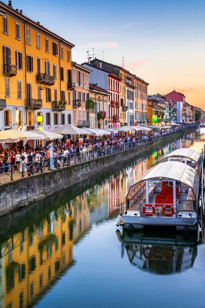 Milán se asoma al agua y adquiere un aire plácido en el barrio de los Navigli, donde los antiguos canales servían para regar los campos y abastecer a la ciudad. La red fue mejorada en el siglo XV por Leonardo da Vinci, que los convirtió en auténticas carreteras fluviales. Hoy solo se conservan los dos principales: el Naviglio Pavese y el Naviglio Grande, que conecta el río Tesino, cerca de Tornavento (en la región de Lombardía), con el muelle milanés de Porta Ticinese. Por sus orillas se reparten restaurantes y terrazas. <br><br> Más información: <a href="https://www.milanturismo.com/" target="">milanturismo.com</a>