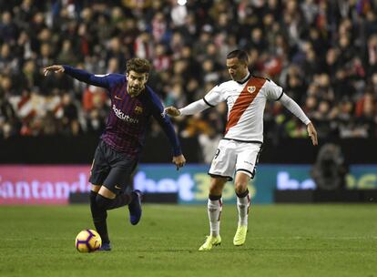 Piqué controla el balón en un momento del partido.