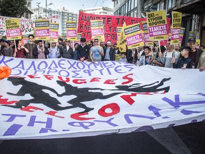 Inmigrantes y refugiados, en una manifestación en Atenas contra la política de la UE en materia de migración.