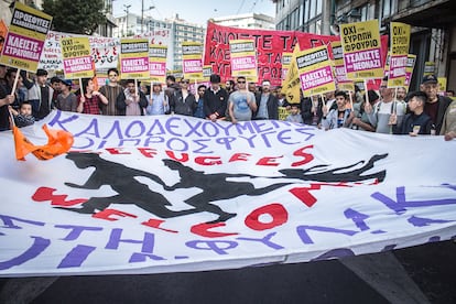 Inmigrantes y refugiados, en una manifestación en Atenas contra la política de la UE en materia de migración.