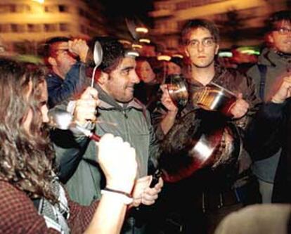 Estudiantes compostelanos hacen sonar cacerolas en la madrugada de ayer contra la nueva ley universitaria.