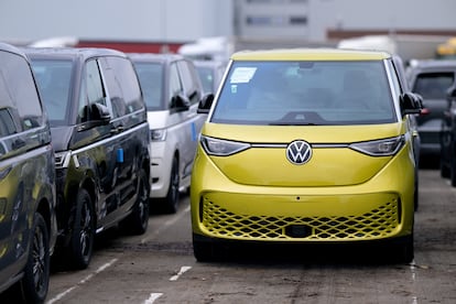 Un coche eléctrico modelo ID. Buzz de Volkswagen aparcado en la planta de la compañía en Hannover el 17 de diciembre.