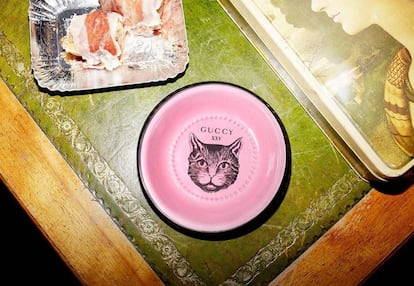 Plato rosa de porcelana de Richard Ginori, inspirado en la colección <em>ready to wear</em> <a href="https://www.gucci.com/es/es/pr/decor/trinket-trays-porcelain-boxes/mystic-cat-trinket-tray-p-561705ZABUK5675?position=9&listName=ProductGrid&categoryPath=Decor" rel="nofollow" target="_blank">de Gucci</a>, con el estampado Mystic Cat. Junto a él, aparece la inscripción XXV, el número favorito de Alessandro Michele, director creativo de la casa, y un juego con el nombre de la firma, transformado en Guccy. Disponible también con el estrampado <em>star eye</em> y una mariposa de trazos academicistas. Precio: 190 euros.