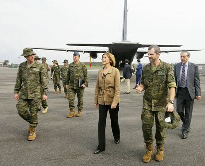 La ministra de Defensa, Mar&iacute;a Dolores de Cospedal, a su llegada a Libreville (Gab&oacute;n) para visitar a las tropas espa&ntilde;olas, el pasado d&iacute;a 26.