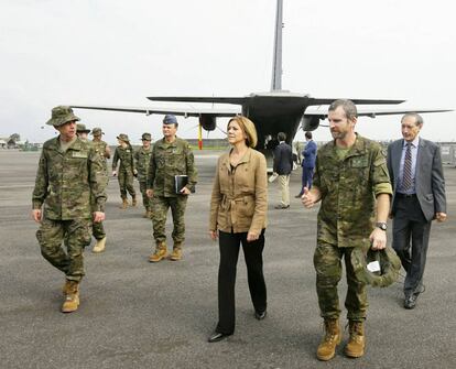 La ministra de Defensa, María Dolores de Cospedal, a su llegada a Libreville (Gabón) para visitar a las tropas españolas, el pasado día 26.