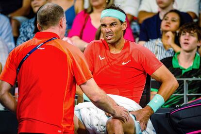 Nadal es atendido por el médico durante el partido contra Thompson en Brisbane.