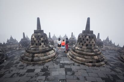 Turistas visitan el templo de Borobudur, el monumento budista más grande del mundo, durante la Festividad del Vesaken Magelang (Indonesia).