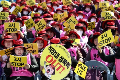 Sindicalistas surcoreanas participan en una manifestación este viernes con motivo de la celebración del Día Internacional de la Mujer, en Seúl, Corea del Sur. 