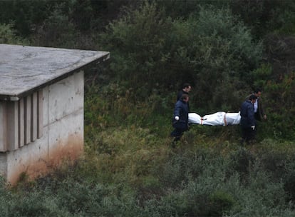 El cuerpo sin vida de Fernando Moreno es trasladado desde la caseta en la que fue encontrado.