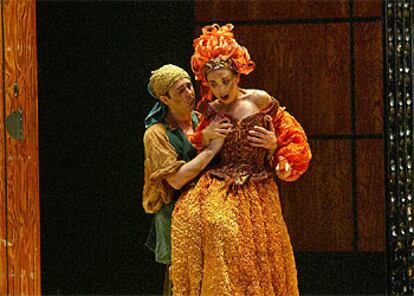 Nuria Moreno y Roberto Mori, en una escena de <i>La Celestina. </i>