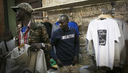 Colecciones de la marca Top Manta en la tienda de los manteros en el Raval