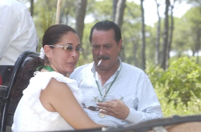 <p><strong>¿Quién dijo la frase? </strong>La tonadillera Isabel Pantoja. </p> <p><strong>¿Dónde la oímos por primera vez? </strong>En verano de 2003 su relación con Julián Muñoz, exalcalde de Marbella, era la más comentada del país. Durante <a href="http://www.dailymotion.com/video/xozx3n" target="_blank">un paseo por Marbella</a>, y al encontrarse con unos fotógrafos, la cantante animó a su pareja a sonreír ante ellos con esa frase, captada por los micrófonos y convertida ya en una muletilla para la eternidad. </p> <p><strong>¿Por qué se nos ha quedado pegada? </strong>Porque es una variación de muchas verdades de nuestro refranero popular: el mayor desplante que puedes hacer a tus adversarios es mostrarte cordial y feliz ante ellos. </p> <p><strong>¿En qué circunstancias podemos usarla? </strong>Cada vez que nos hagan una foto. "Dientes, dientes" es el nuevo "di treinta y tres". </p>