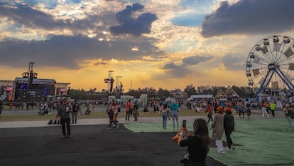 Personas caminan entre escenarios y atracciones en el Corona Capital en noviembre de 2021, en Ciudad de México.