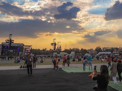 Personas caminan entre escenarios y atracciones en el Corona Capital en noviembre de 2021, en Ciudad de México.