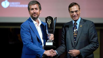 El consejero de Presidencia de la Comunidad de Madrid, Miguel Ángel García (izquierda), recoge en nombre Isabel Díaz Ayuso el premio Antorcha de la Libertad, entregado por José Luis Cordeiro en agosto de 2023. 