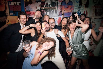 Parte del equipo de 'Vice' España durante una fiesta. En el centro, con gafas, el autor de este artículo, Iago Fernández, que fue el redactor jefe de la revista en su redacción de Madrid.