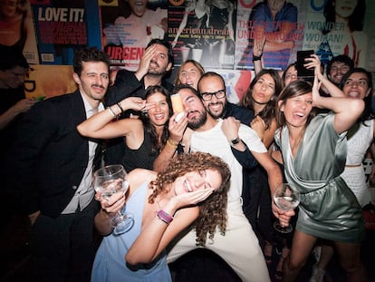 Parte del equipo de 'Vice' España durante una fiesta. En el centro, con gafas, el autor de este artículo, Iago Fernández, que fue el redactor jefe de la revista en su redacción de Madrid.