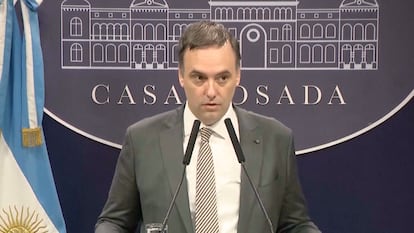 El vocero de la Presidencia de Argentina, Manuel Adorni, habla en una conferencia de prensa en la Casa Rosada, en Buenos Aires,.