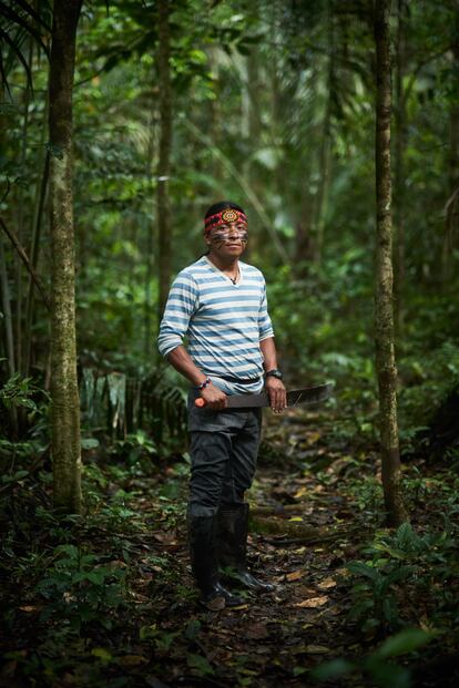 Es el caso de Nantu, que posa para un retrato en la selva ecuatoriana, en territorio achuar. Junto a compañeros de su generación, está liderando un proyecto de futuro para su comunidad. Tiene muy claro que de lo que hagan él y los suyos depende el destino, no solo de un área milagrosamente preservada de la selva ecuatoriana, sino en parte el futuro de la cuenca amazónica y, en consecuencia, el de uno de los pulmones del planeta hoy más amenazados.