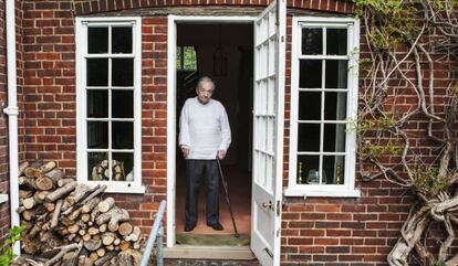 George Steiner en la puerta de su casa en Cambridge en 2016.