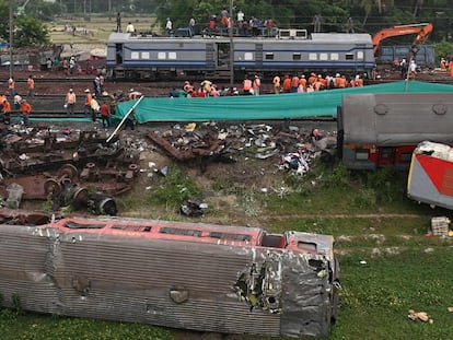 Personal ferroviario durante las tareas para restaurar el tráfico tras el accidente cerca de Balasore, este domingo.