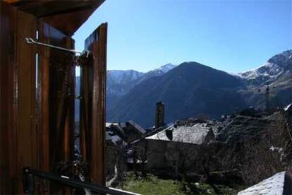 Desde el hotel se divisa la iglesia románica de Santa María, en el casco antiguo del pueblo de Taüll.