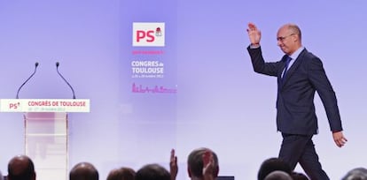 Harlem D&eacute;sir saluda a los militantes socialistas en el congreso de Toulouse.