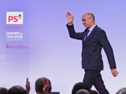 Harlem D&eacute;sir saluda a los militantes socialistas en el congreso de Toulouse.