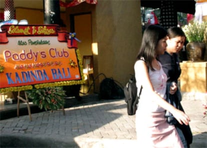 Menos de diez meses después del atentado con bomba que en octubre de 2002 mató a 202 personas en la discoteca <i>Paddy's</i>, en Bali (Indonesia), el local ha reabierto sus puertas estos días. El próximo jueves está previsto que un tribunal indonesio haga públicas las primeras sentencias contra los detenidos por el suceso, miembros de la organización islamista radical Yamaa Islamiya, una facción de la banda terrorista Al Qaeda.