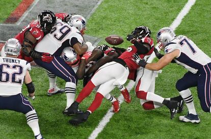 LeGarrette Blount (29) de los New England Patriots, deja un balón suelto ante   los jugadores de los Atlanta Falcons, en el segundo cuarto del partido.