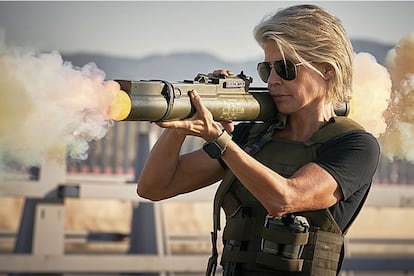 Linda Hamilton demuestra que sigue al mando en la nueva en la nueva ‘Terminator: Destino oscuro’.