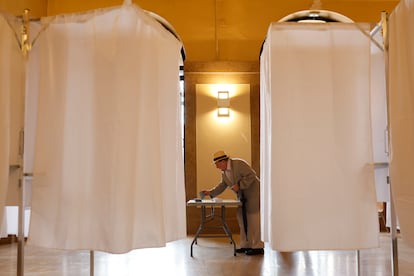 Un hombre vota en la segunda vuelta de las elecciones legislativas, el domingo 7 de julio de 2024 en Estrasburgo, este de Francia.