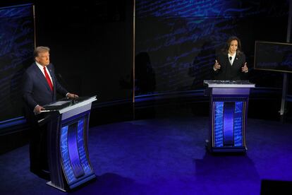 Los candidatos presidenciales en el debate organizado por la televisora ABC.