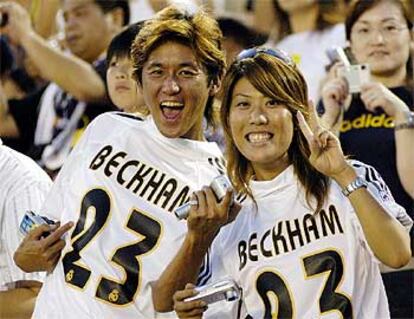 Seguidores japoneses en el partido de hoy del Real Madrid en Tokio.