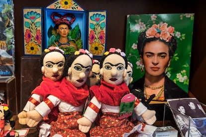 Muñecas y otros productos alusivos a Frida Kahlo