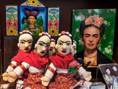 Muñecas y otros productos alusivos a Frida Kahlo