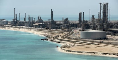 Vista general de una refinería de Aramco.