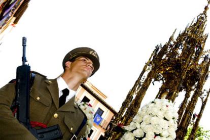 Un militar, ayer durante la procesión del Corpus Christi en Toledo.