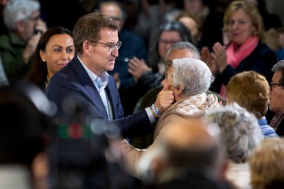 El presidente del PP, Alberto Núñez Feijóo, durante un mitin del partido en Marín (Pontevedra) este lunes.