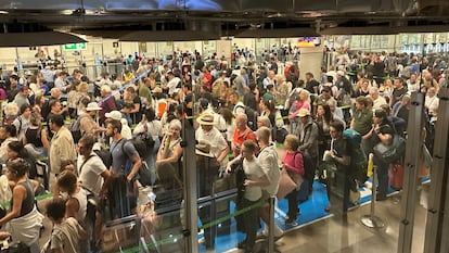 Cientos de viajeros este miércoles ante el control de pasaportes en la T4 del aeropuerto de Barajas.