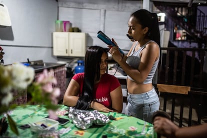 Camila y su cuñada tienen el sueño de trabajar en peluquería y manicura. Se han formado en algunos cursos en el barrio y tienen clientas de la misma comunidad.