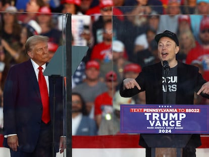 Elon Musk interviene en un mitin de Donald Trump en presencia del expresidente en Butler (Pensilvania).