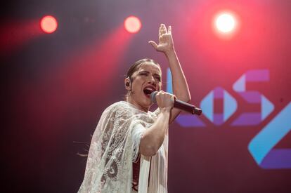 La cantante alicantina Blanca Paloma durante su actuación en la Fiesta Ochentera que organiza Los 40 Classic, este domingo en la plaza Mayor de Madrid.