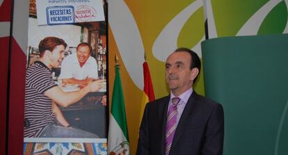 Rafael Rodríguez, junto a uno de los anuncios de la campaña de verano