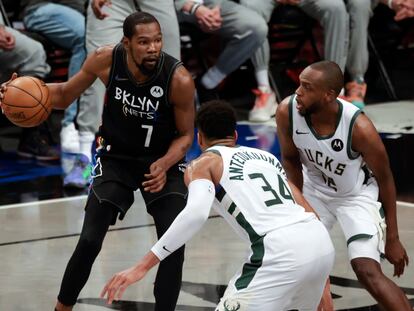 Kevin Durant hace jugada ante Middleton y Antetokounmpo.